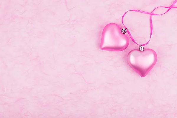 Dois corações cor-de-rosa sobre papel tissue — Fotografia de Stock