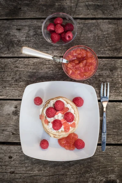 Pancakes with raspberries and cream, raspberry nectarine jam — Stock Photo, Image