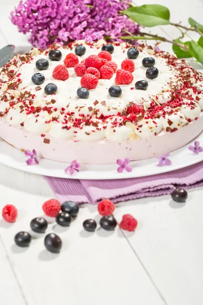 Gâteau à la framboise et crème aux framboises et aux bleuets — Photo