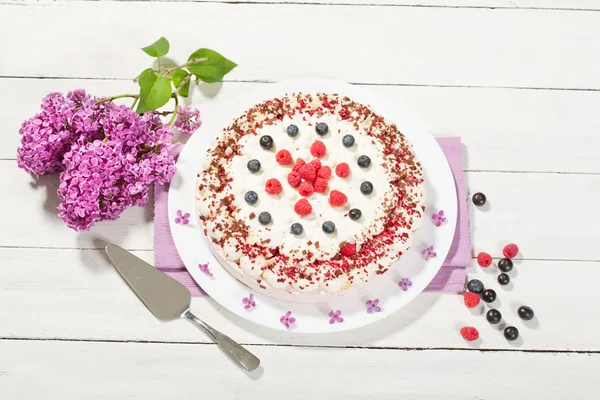Smetanový malinový dort s malinami a borůvkami — Stock fotografie