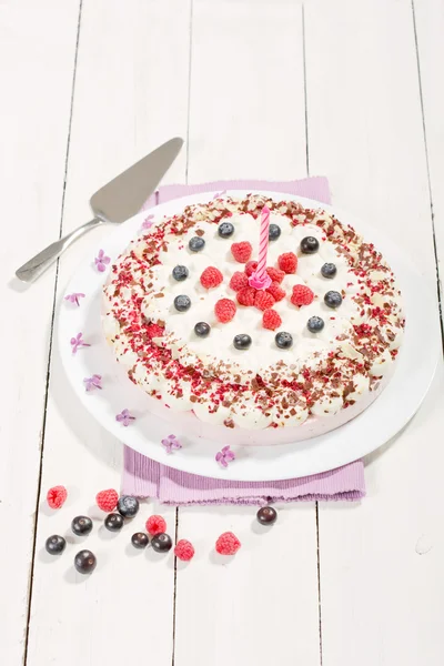 Bolo de creme de framboesa com framboesas e mirtilos — Fotografia de Stock