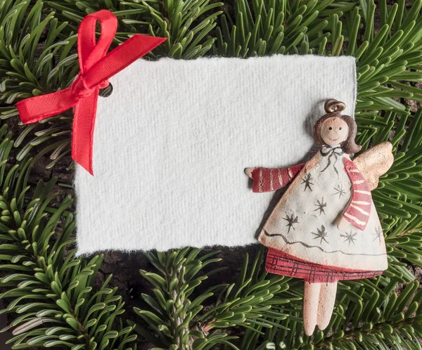 Natal, anjo, papel em branco em evergreens — Fotografia de Stock