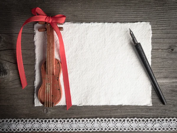 Carte de Noël, violon, dentelle et plume sur bois — Photo