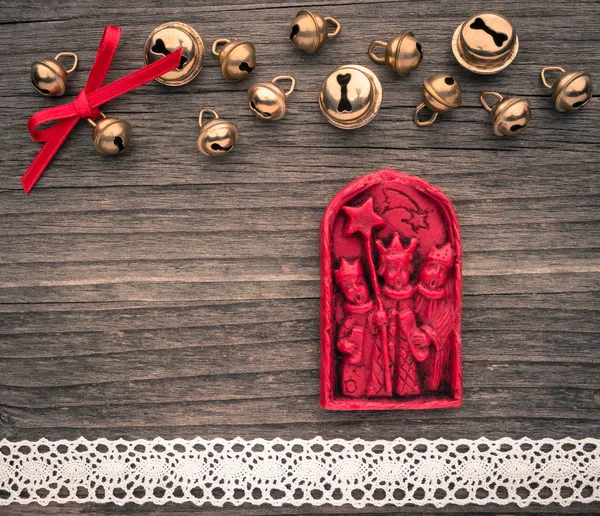Vánoční dekorace z vosku, tří králů, zvony, krajka na dřevo — Stock fotografie