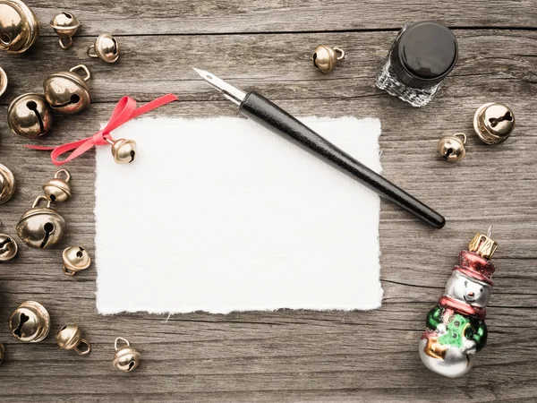Karácsonyi dekoráció, kártya, inkwell, tollszár csomók és a harangok — Stock Fotó