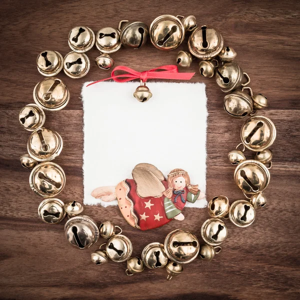 Vánoční věnec, zvony, angel, značky dárek na dřevo — Stock fotografie
