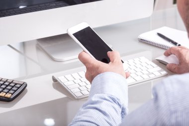 Ofis masasında taşınabilir aygıtta yazarak anonim iş adamı v