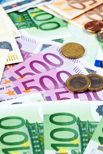 Verschillende eurobiljetten en -munten als achtergrond — Stockfoto