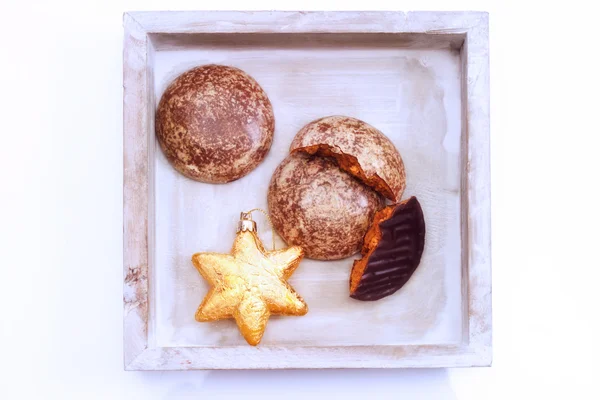 Pan di zenzero e baule d'oro in ciotola di legno — Foto Stock