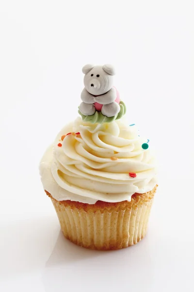 Gros plan de cupcake à la crème au beurre à la vanille avec figurine panda agai — Photo