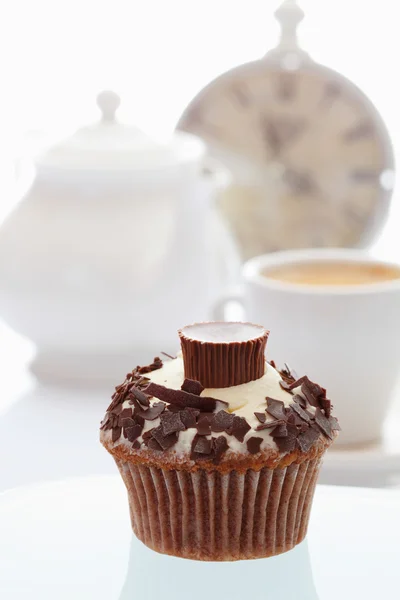 Primer plano de magdalena de crema de mantequilla con chocolate desmenuzado y choco —  Fotos de Stock