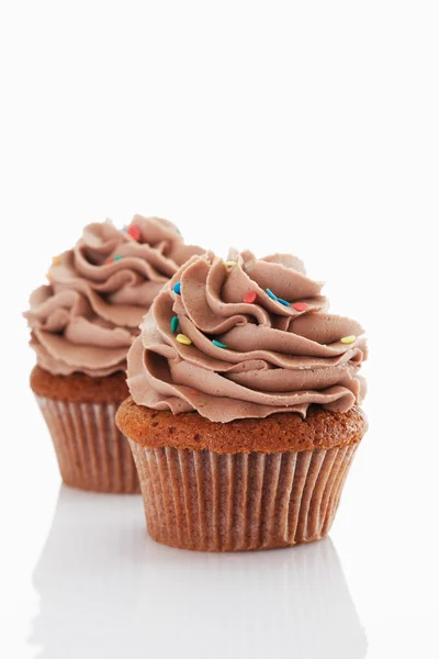 Close up di burro crema di cioccolato cupcake contro backgrou bianco — Foto Stock