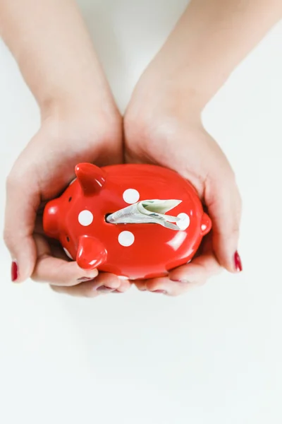 Vrouw bedrijf rode piggy bank — Stockfoto