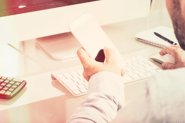 Homem de negócios anônimo digitando no dispositivo móvel na mesa de escritório, v — Fotografia de Stock