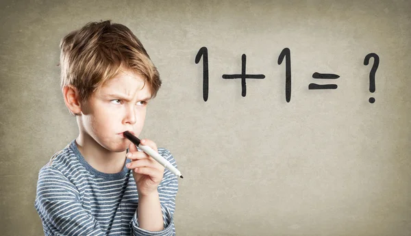 Rapaz, escrevendo e pensando, problemas com a matemática — Fotografia de Stock