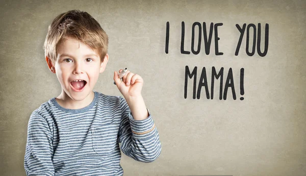 Chłopak pisze że kocham cię mamo za mothersday — Zdjęcie stockowe