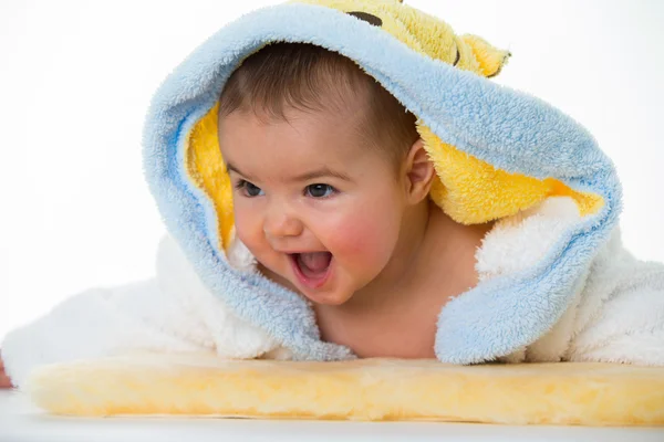 シープスキン、仰向けになって女の赤ちゃんバスローブ — ストック写真