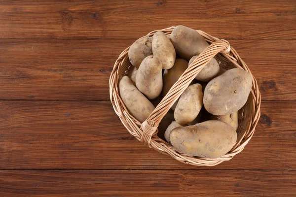Mand met aardappelen, kopie ruimte — Stockfoto