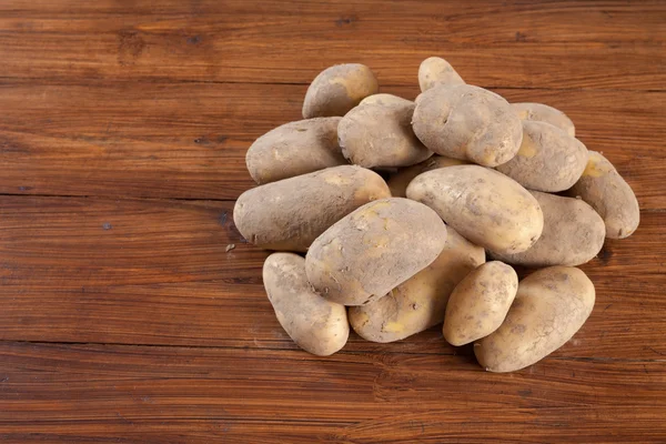 Kartoffeln auf Holz, Kopierraum — Stockfoto