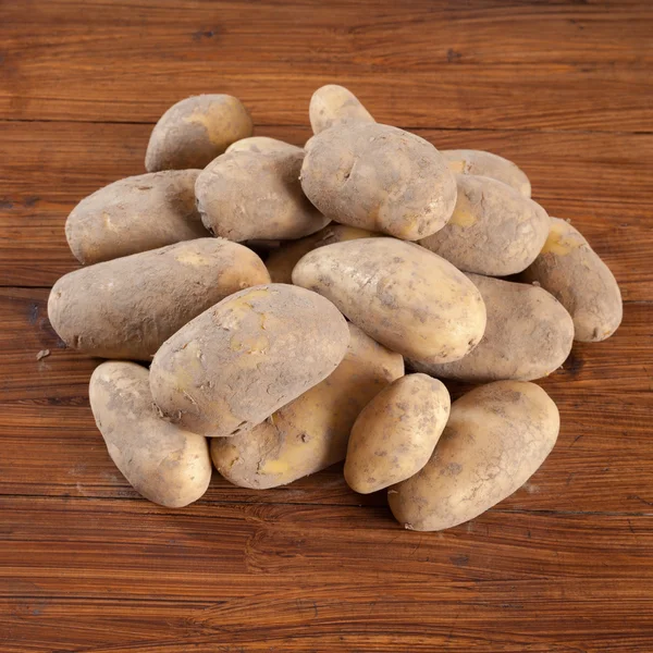 Aardappelen op hout — Stockfoto