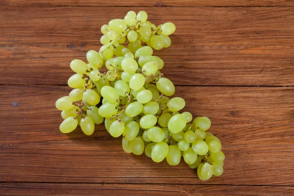 Зеленый виноград на древесине — стоковое фото