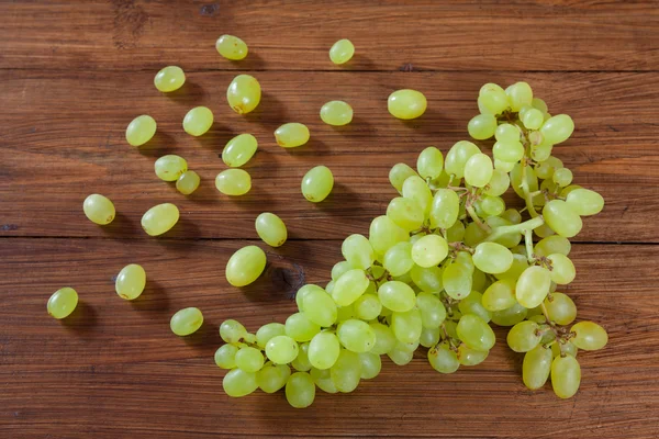 Uvas verdes em madeira — Fotografia de Stock
