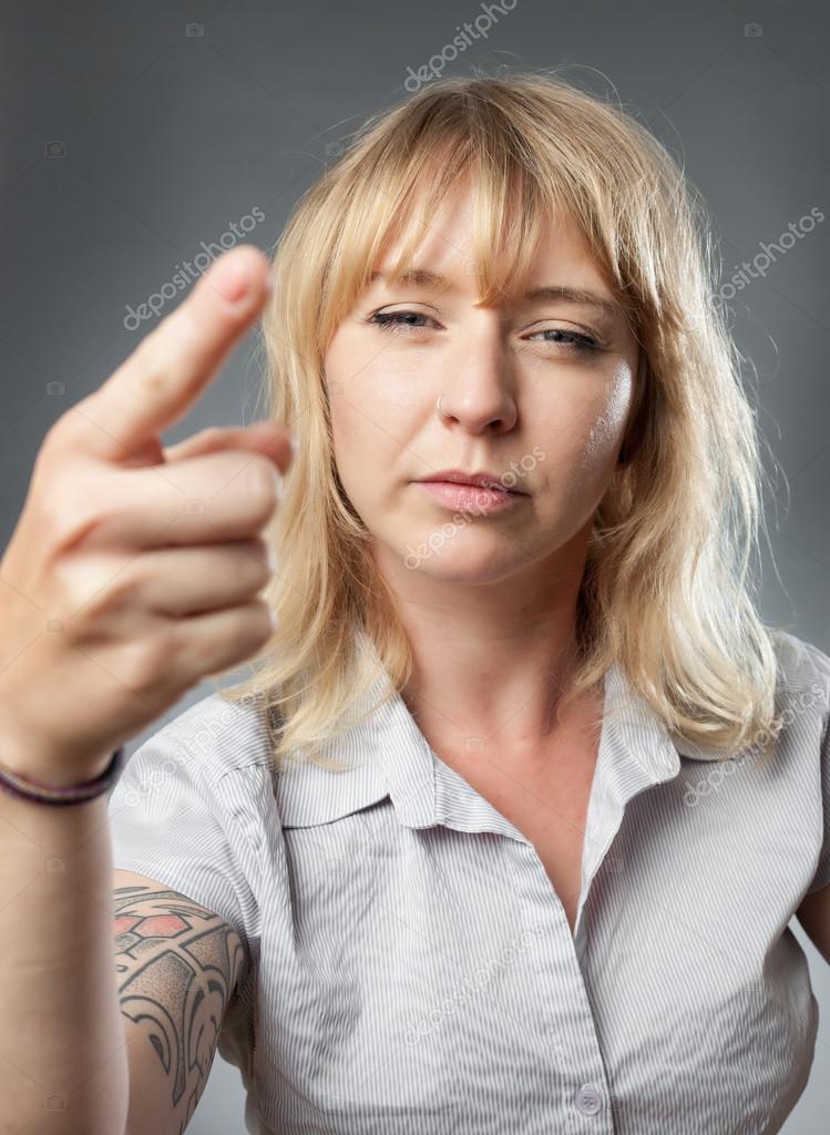 женщина угрожающая пальцем. угрожающий жест женщина. женская рука с пистолетом. кричащая женщина. девушка эмоции.