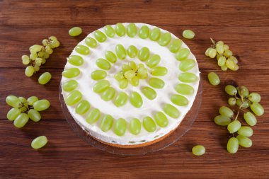 Üzüm torte pasta plaka üzerinde Yeşil üzüm ile