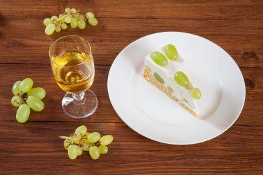 Plaka, beyaz şarap glas üzerinde Yeşil üzüm ile üzüm torte parçası