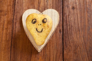Mutlu yüz Wood, kopya alanı ile patates kalp şeklinde