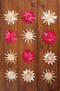 Noel dekorasyon ahşap, saman yıldız üzerinde