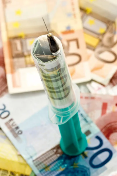 Notas de euro e seringa com nota de euro — Fotografia de Stock