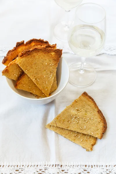 Pan plano de patata y una copa de vino — Foto de Stock