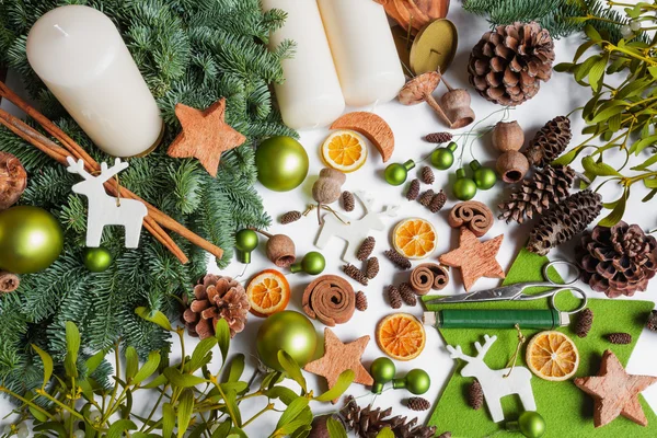 Adventskranz, Selbermachen, verschiedene Materialien, Dekoration — Stockfoto