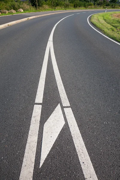 Alemanha, Renânia do Norte-Vestefália, estrada, asfalto, curva — Fotografia de Stock