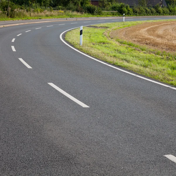 Alemanha, Renânia do Norte-Vestefália, estrada, asfalto, curva — Fotografia de Stock