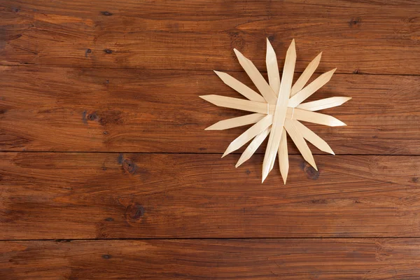 Vánoční dekorace na dřevo, sláma hvězda — Stock fotografie