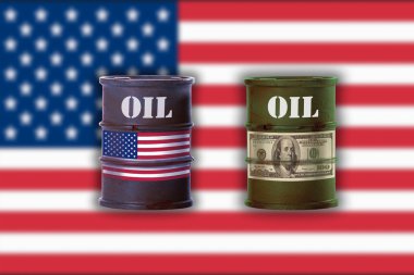Amerika Doları Not ve Birliği bayrağı işaretiyle iki petrol varilleri