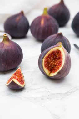 İncir mermer üzerinde