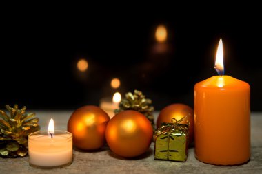 Noel dekorasyon, turuncu mumlar, baubles, mevcut