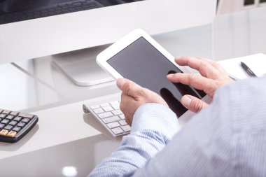 Ofis masasında taşınabilir aygıtta yazarak anonim iş adamı v