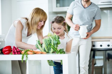 Mutfakta taze sebze ile genç aile