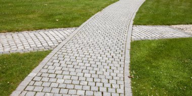 Parke taşı döşeli yolu, geçiş