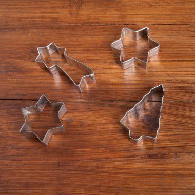 Noel kurabiyeleri ahşap üzerine bisküvi kesici