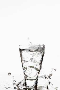 Maden suyu buz küpleriyle yakın çekim