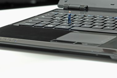 İşadamı heykelcik ayakta laptop kollu geçti