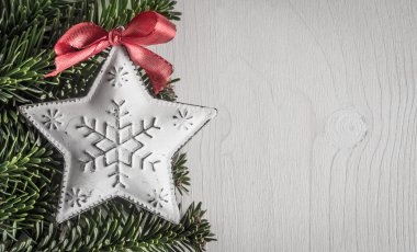 Noel dekorasyonu, herdem yeşil, beyaz tahta,