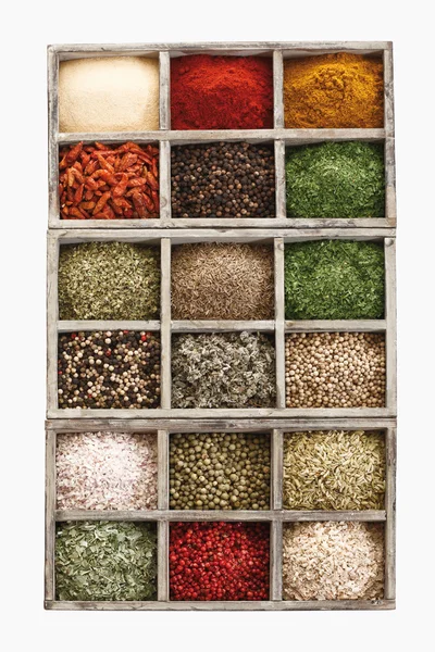 Verscheidenheid van kruiden en specerijen in houten doos op witte achtergrond — Stockfoto