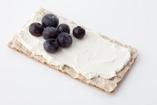 Crispbread with cheese and blueberries — Stock Photo, Image