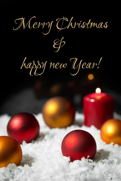 Baubles, candele, neve artificiale, Buon Natale e felice anno nuovo — Foto Stock